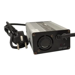 Carregador de 10A para Bateria de 12V de Lítio com Clipes de Crocodilo